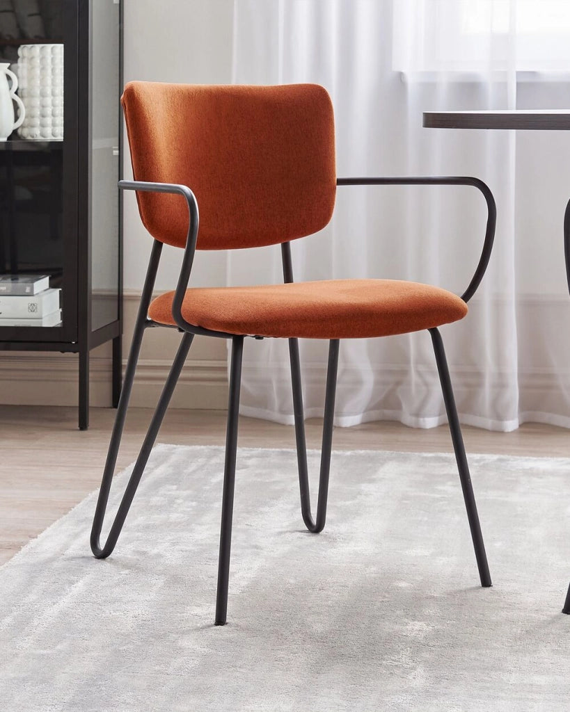 Set di 2 sedie da pranzo Rivestimento in tessuto strutturale in poliestere arancione Gambe in metallo nero Schienale curvo senza braccioli Design moderno e contemporaneo