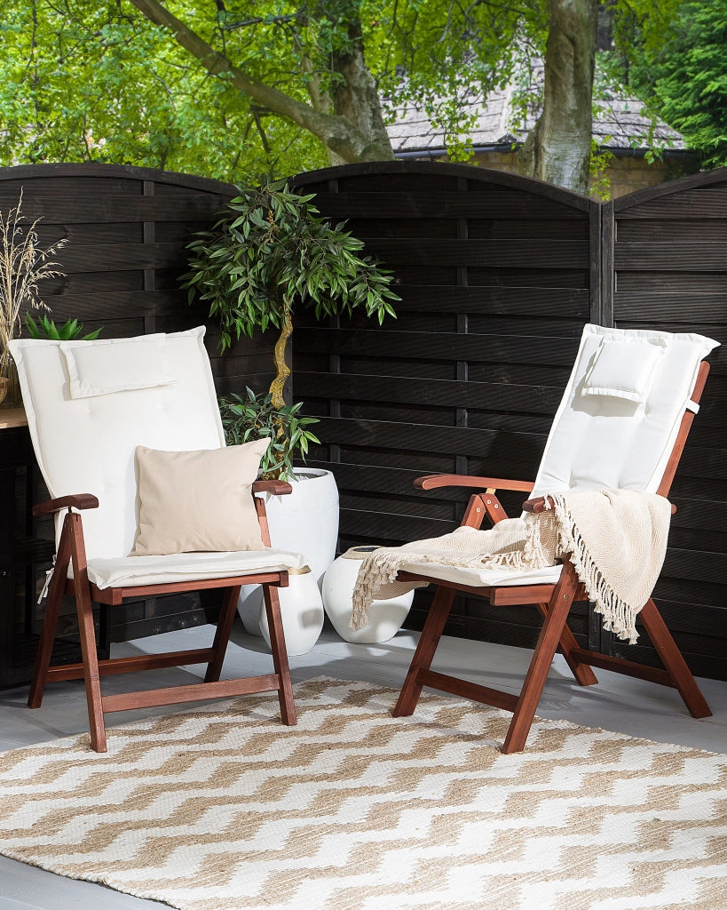 Set di 2 sedie da giardino in legno di acacia cuscino bianco sporco regolabile pieghevole per esterni in stile rustico