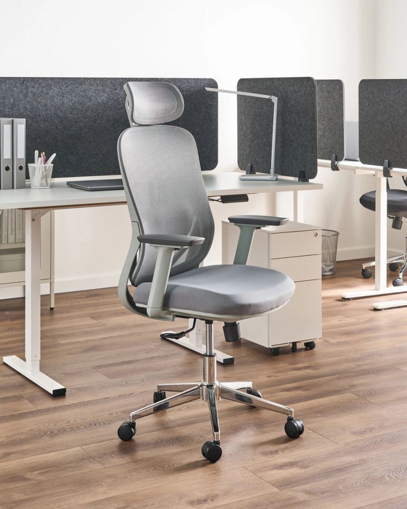 Sedia da ufficio in rete grigio, rotelle in plastica, girevole, schienale reclinabile, regolazione in altezza, braccioli, poggiatesta regolabile, moderna ed ergonomica