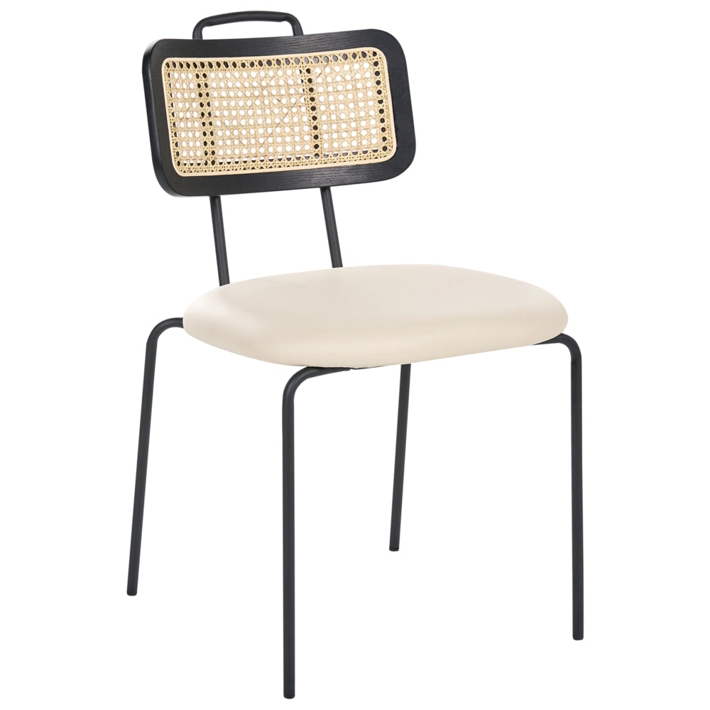 Set di 2 sedie da pranzo con seduta in ecopelle beige chiaro, schienale in rattan PE, gambe in ferro, senza braccioli, cappucci protettivi, design boho moderno