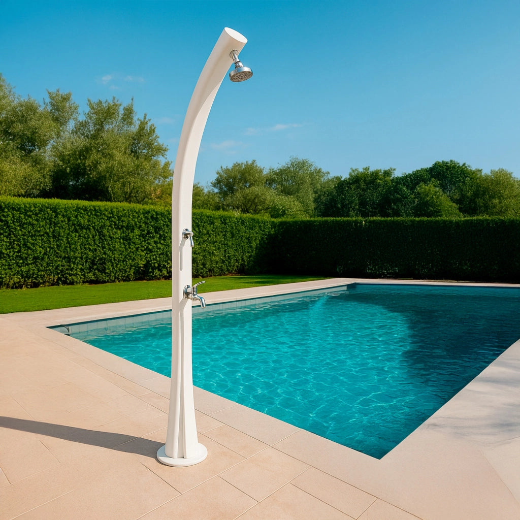 Doccia Riscaldata dal Sole Bianco RAL9003 in Polietilene HD con Serbatoio da 25 Litri e Lavapiedi ideale per Giardino e Piscina MPC DOCCIA SOLARE RIO BIANCO