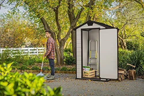 Keter K240024 Manor 4x3 Casetta da Giardino in Resina Porta Singola Tetto a Due Falde Pavimento Incluso Lucchettabile colore Beige