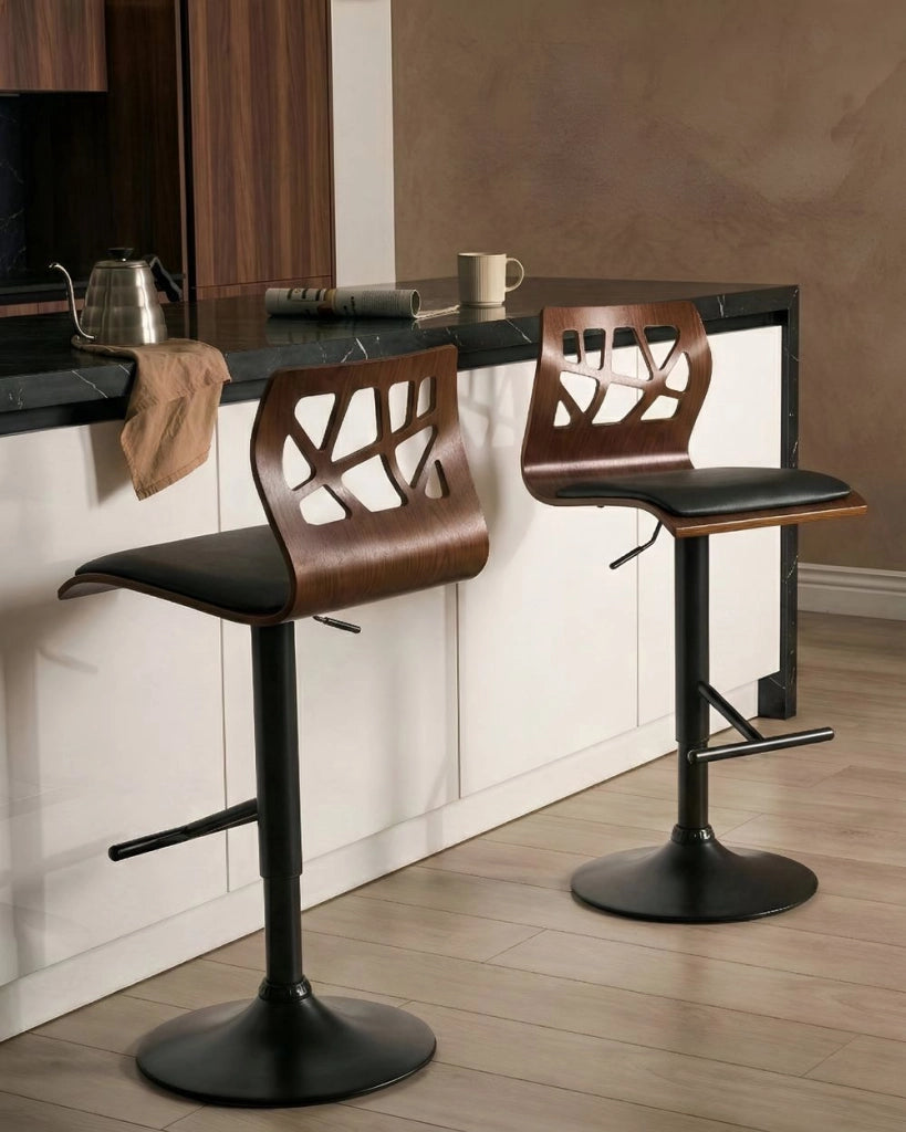 Set di 2 sgabelli da bar in ecopelle nera e legno scuro Girevole Alzata a Gas Regolabile in Altezza Moderno