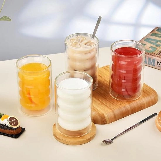 Set di 4 bicchieri in vetro di borosilicato termoresistente, per tè, caffè, cappuccino, acqua, succo, tisana, caffè, capacità 350ml, set da 4 pezzi inclusi 4 cucchiai.