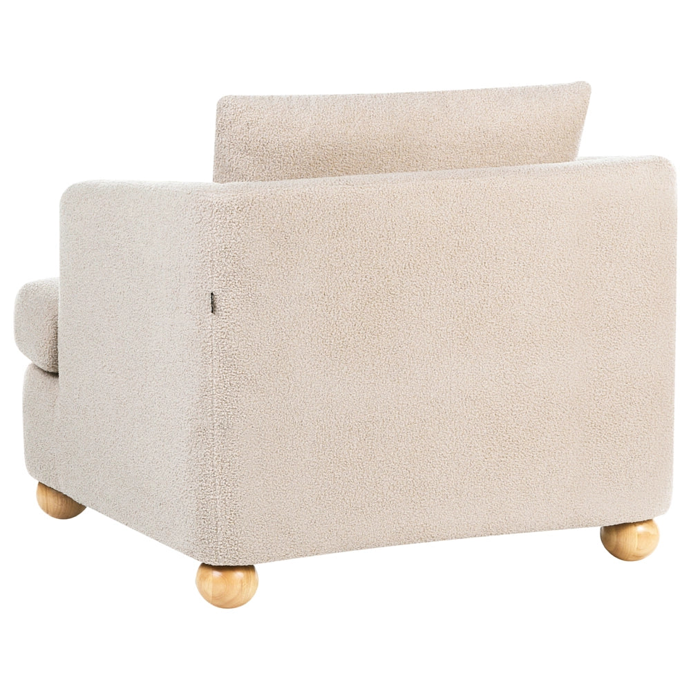 Poltrona beige in bouclé con rivestimento, gambe rotonde in legno e braccioli, soggiorno, angolo lettura stile moderno minimalista