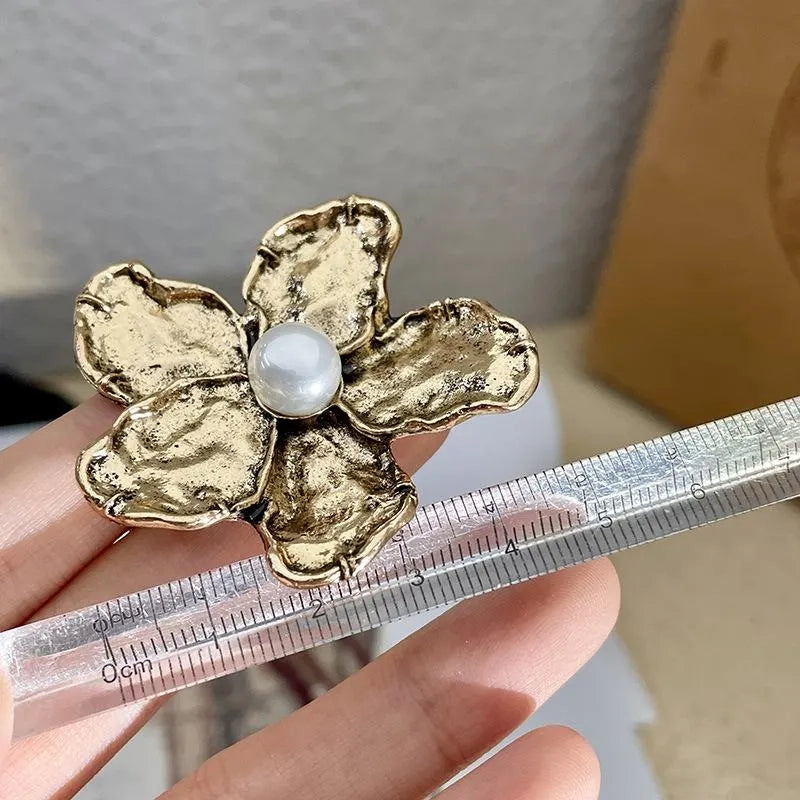 Collana e orecchini con ciondolo a fiore in oro fatti a mano e perle, regalo di Natale o compleanno.