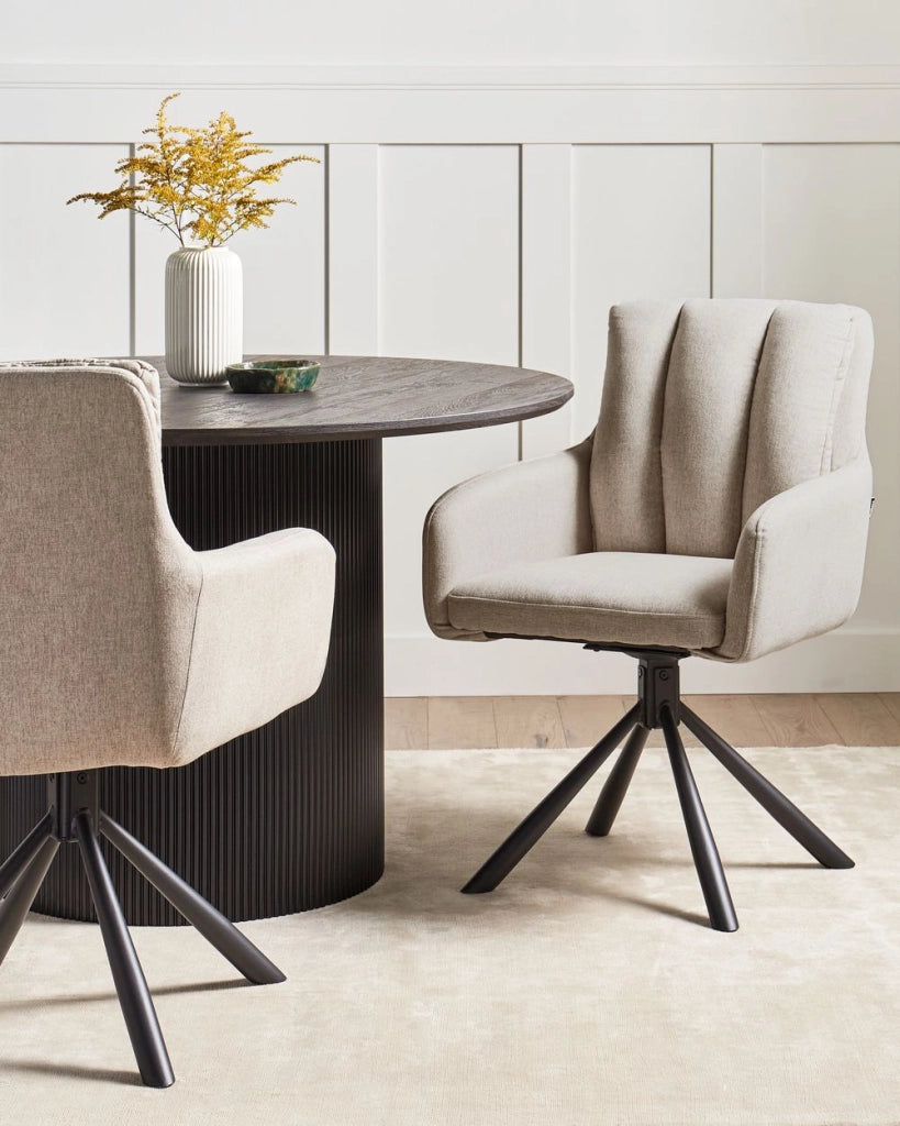 Set di 2 sedie girevoli da pranzo in tessuto Taupe con braccioli Schienale trapuntato Gambe in metallo nero Retro
