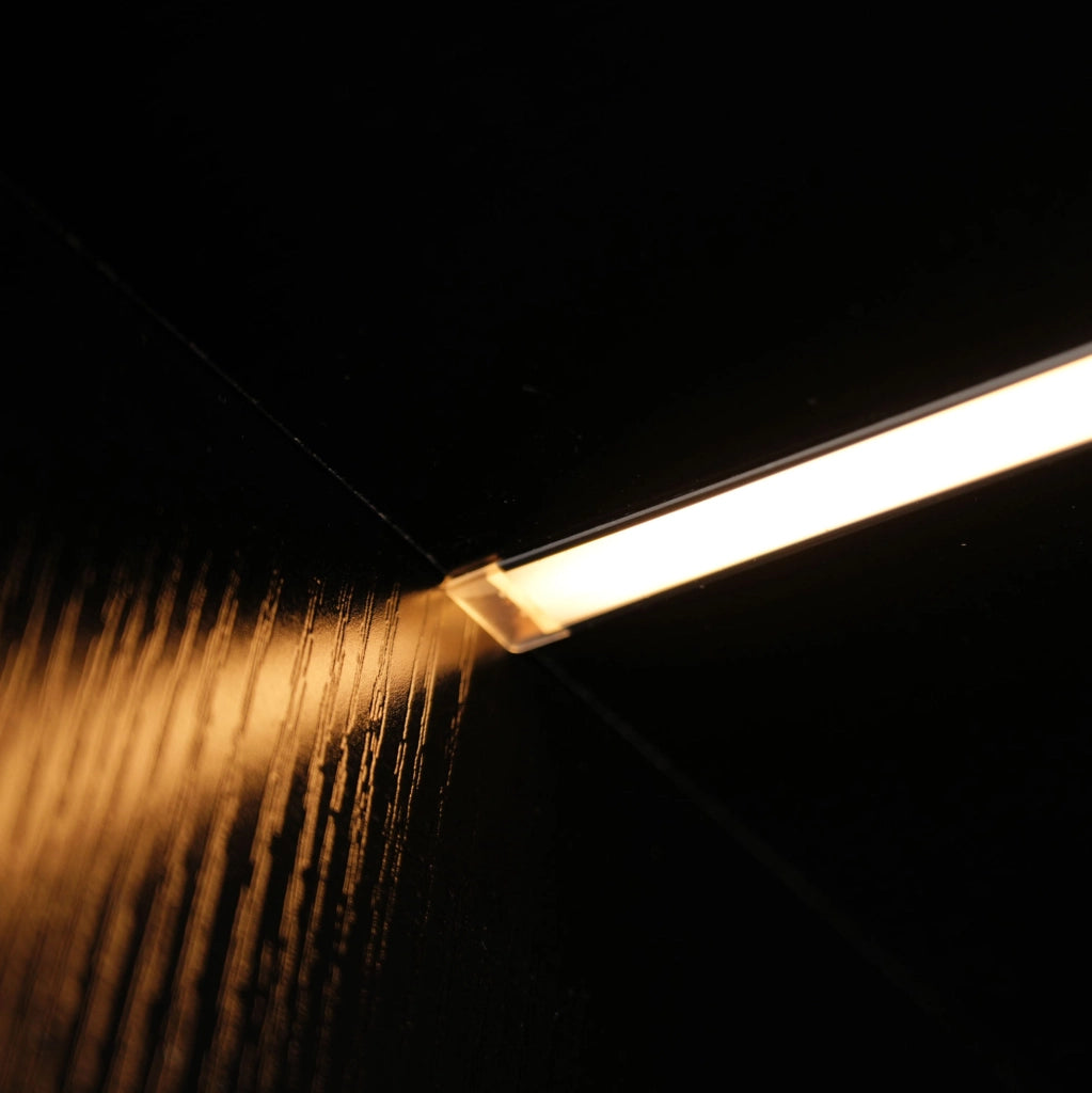 Vetrina angolare con LED 62x35x160 cm in MDF e vetro; nera