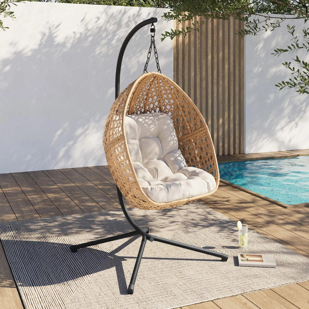 Poltrona Moon Traforata in Rattan con Cuscino Ecrù