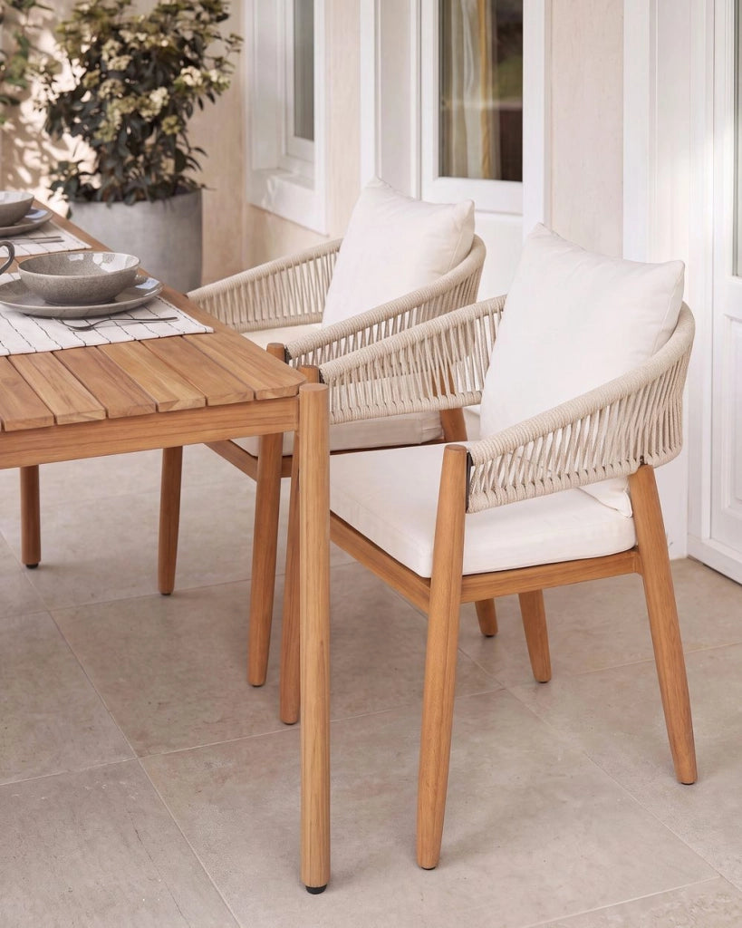 Set da giardino composto da 2 sedie con cuscini, in legno di acacia a doghe bianco stile moderno contemporaneo