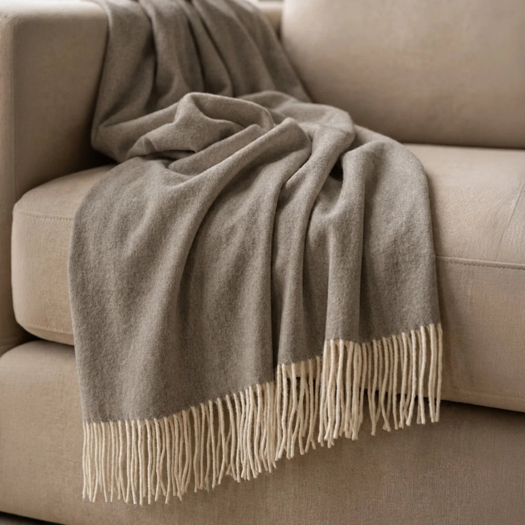 Plaid Living 130x170 cm in Cotone Blend | Coperta Leggera 250 gr/mq per Divano e Letto | Design Elegante e Tessuto Morbido | Tortora