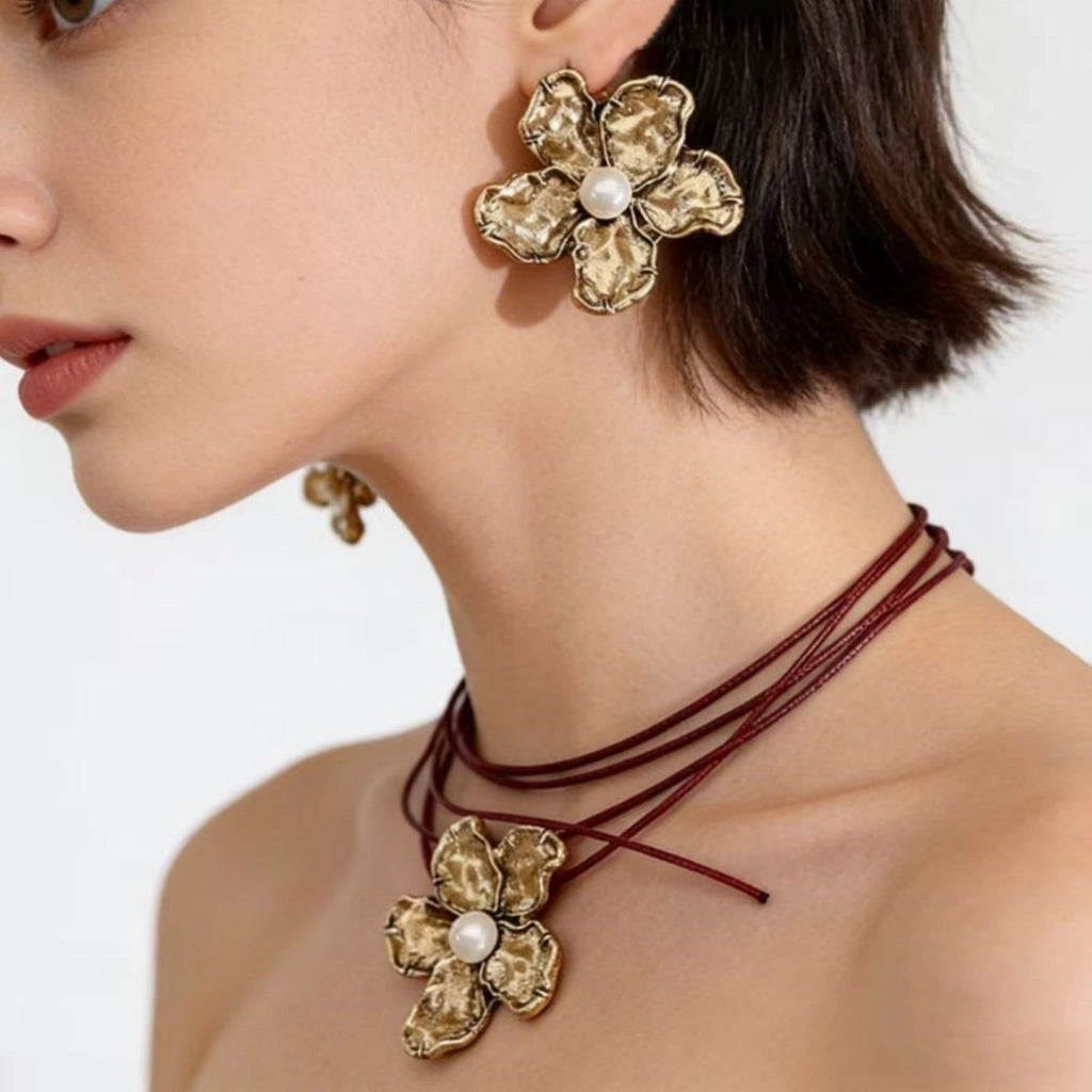 Ciondolo a forma di fiore in oro con perle, catenina multiuso per la clavicola, collana con cordino rosso.