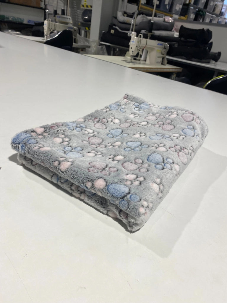 AIO FACTORY Coperta in pile 100x70 cm grigia con cuccia per cani con zampe colorate