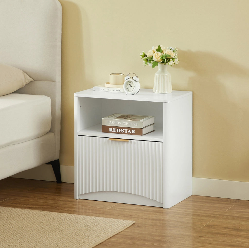 Comodino bianco 58 cm con vano aperto e maniglia dorata