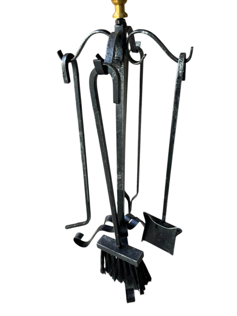 Attrezzo per Camino in Ferro con Accessori,Trespolo con Pomelli in Ottone, Pinza, Uncino, Scopetta e Paletta 60cm h