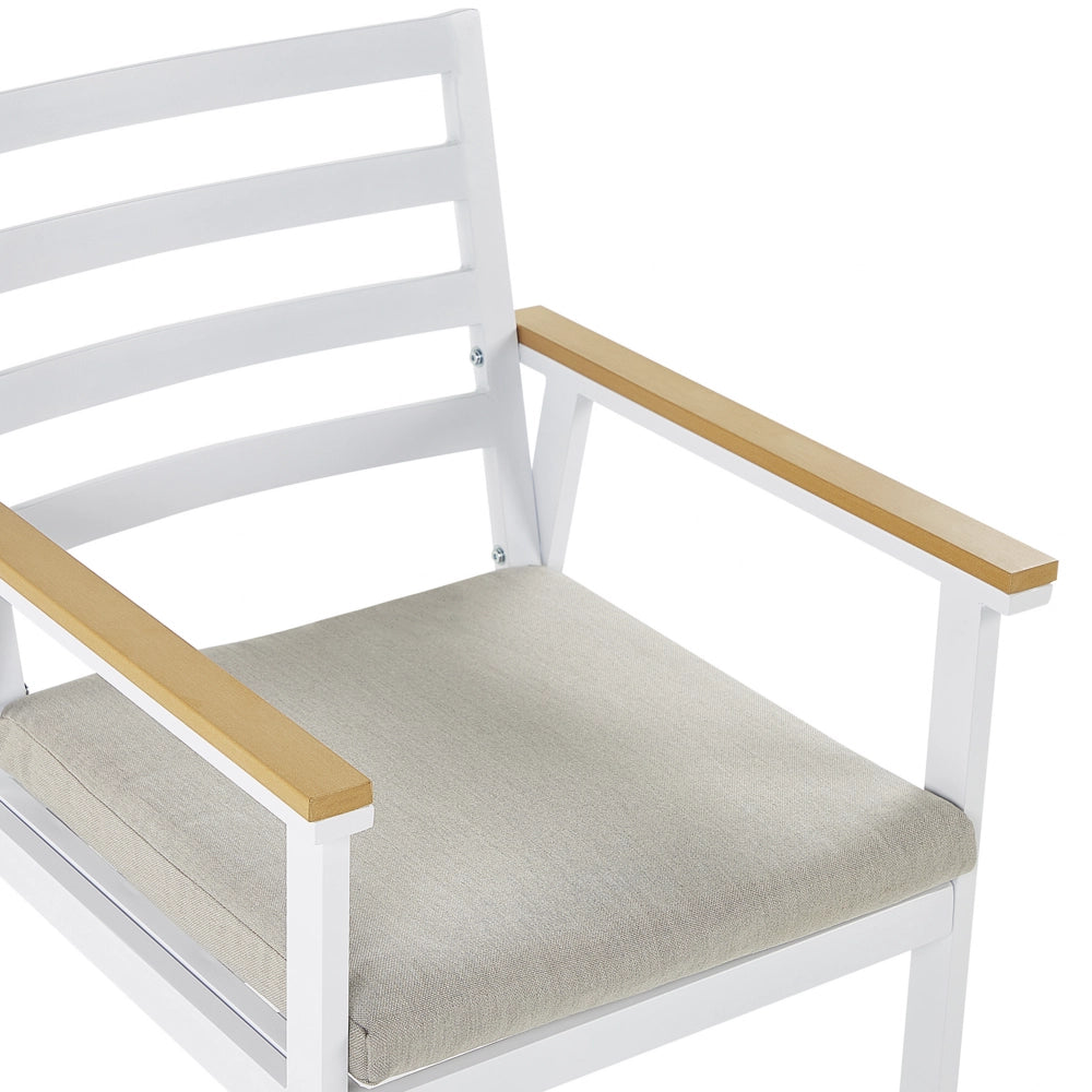 Set da pranzo all'aperto Tavolo rotondo a 4 posti in alluminio bianco da 105 cm Sedie a doghe con imbottiture per sedile beige