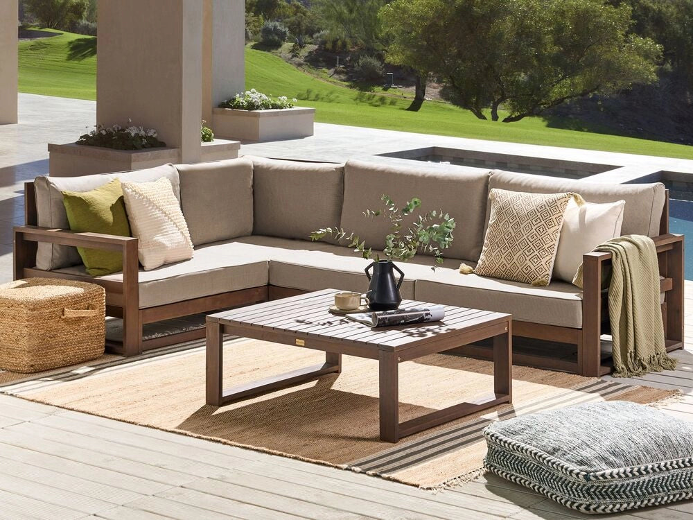 Salotto da giardino 4 posti in legno d'acacia chiaro con cuscini color tortora e tavolo lato destro esterno moderno
