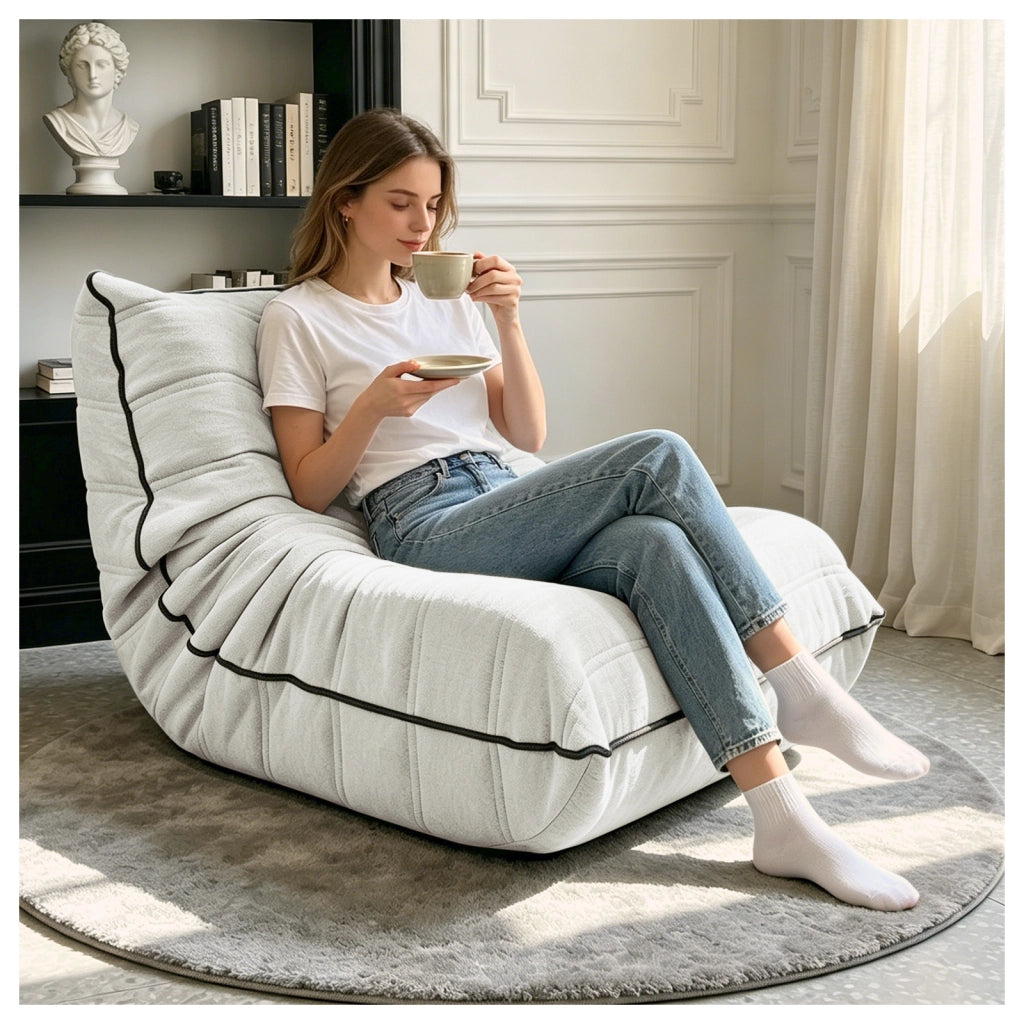 Fauteuil pouf a forma di bruco con design ergonomico e imbottitura resiliente in flanella bianca per salotto e camera