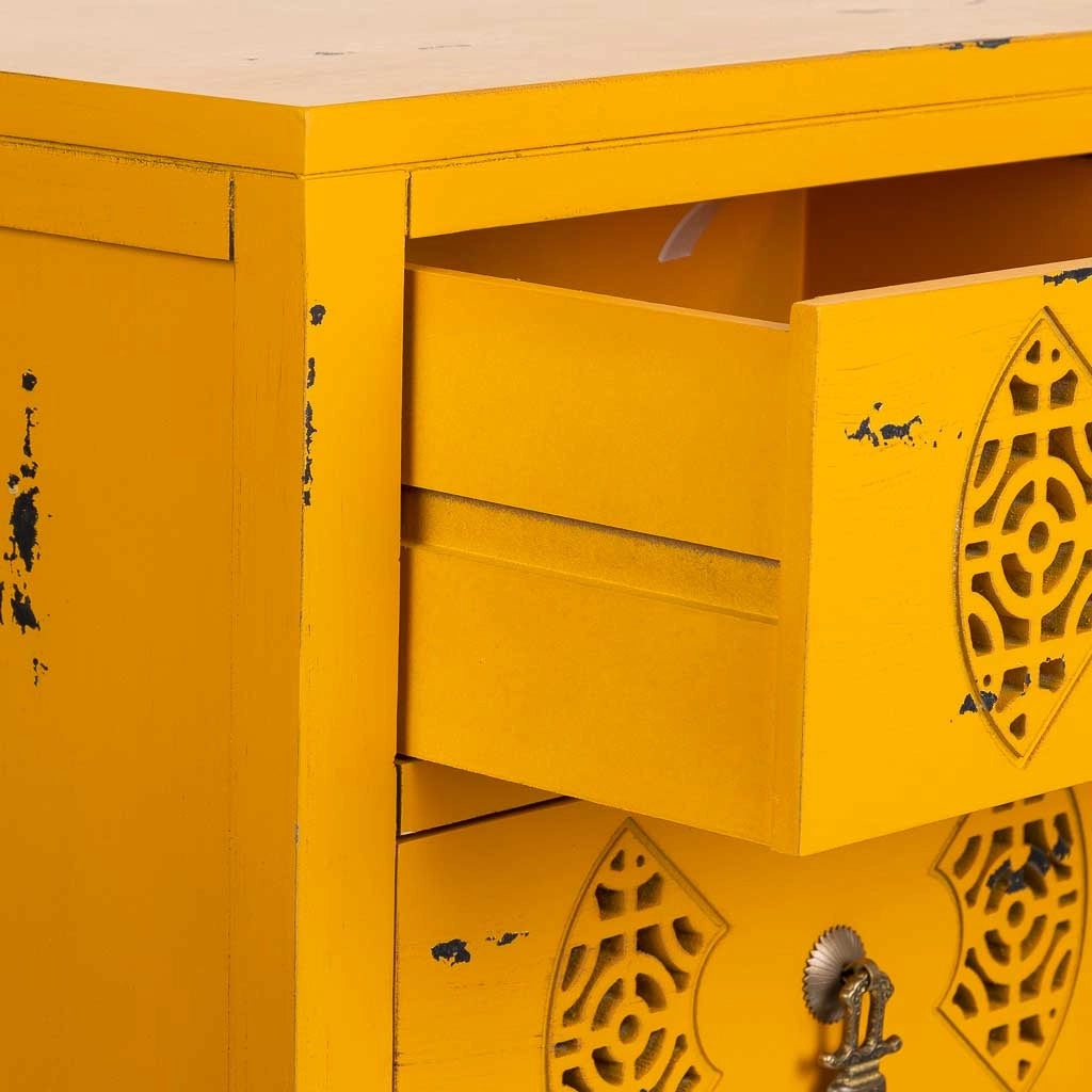 Mesita de madera con 3 cajones amarillo 45x36x70