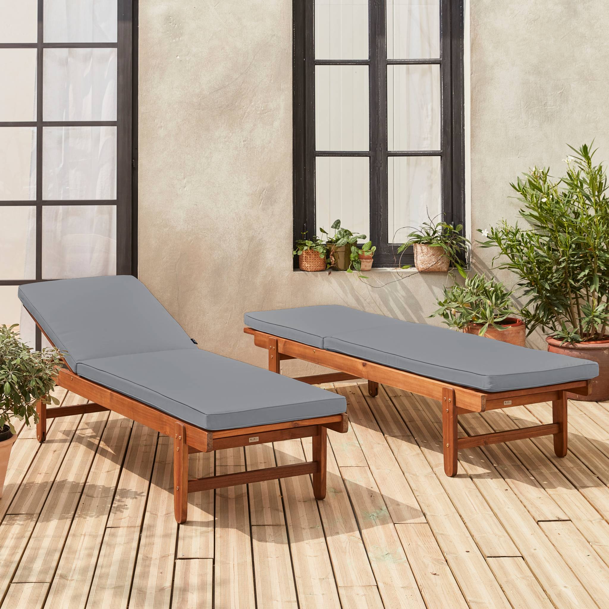 Set di 2 lettini prendisole multiposizione in legno con rotelle,