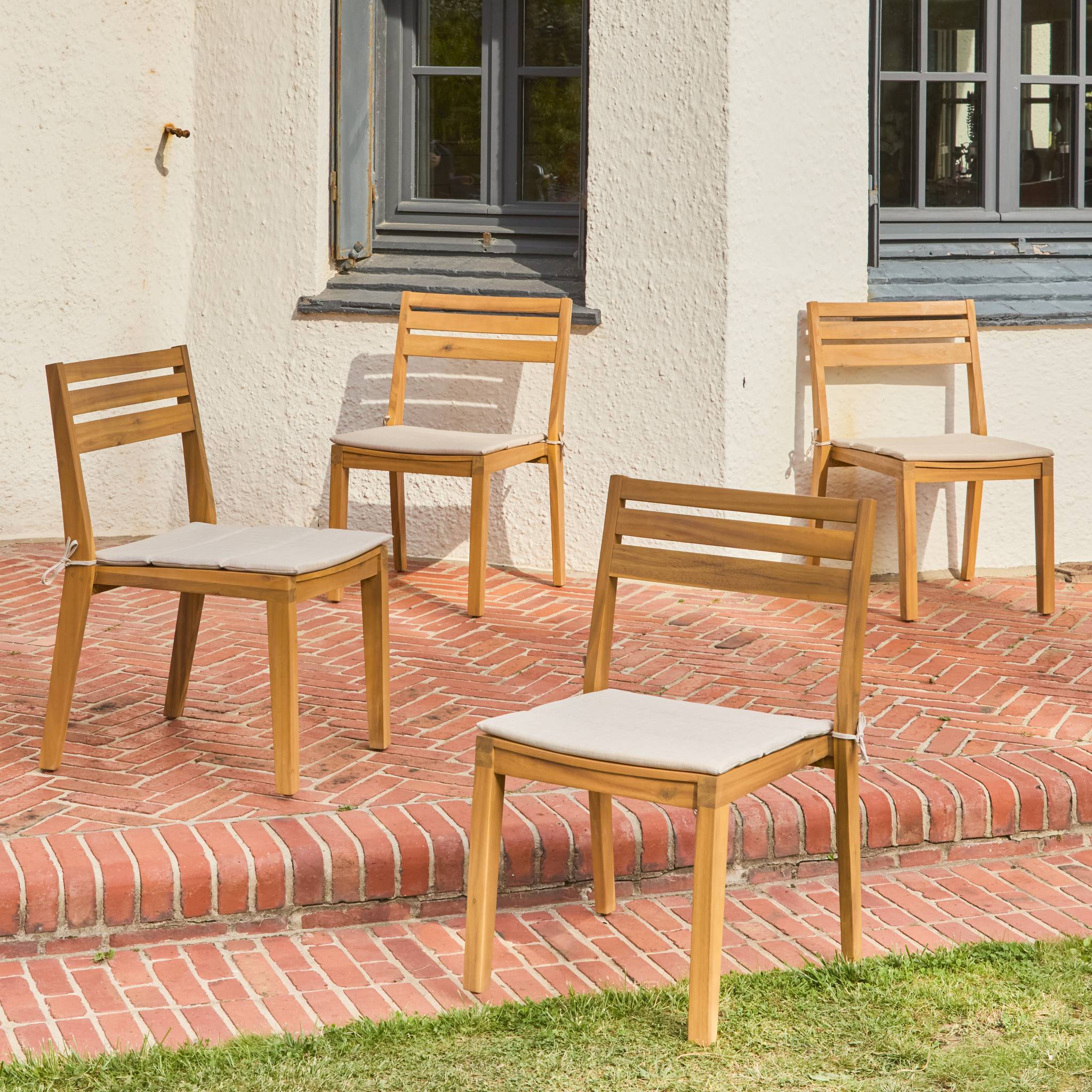 Set di 4 sedie da giardino in legno di acacia con cuscino, beige