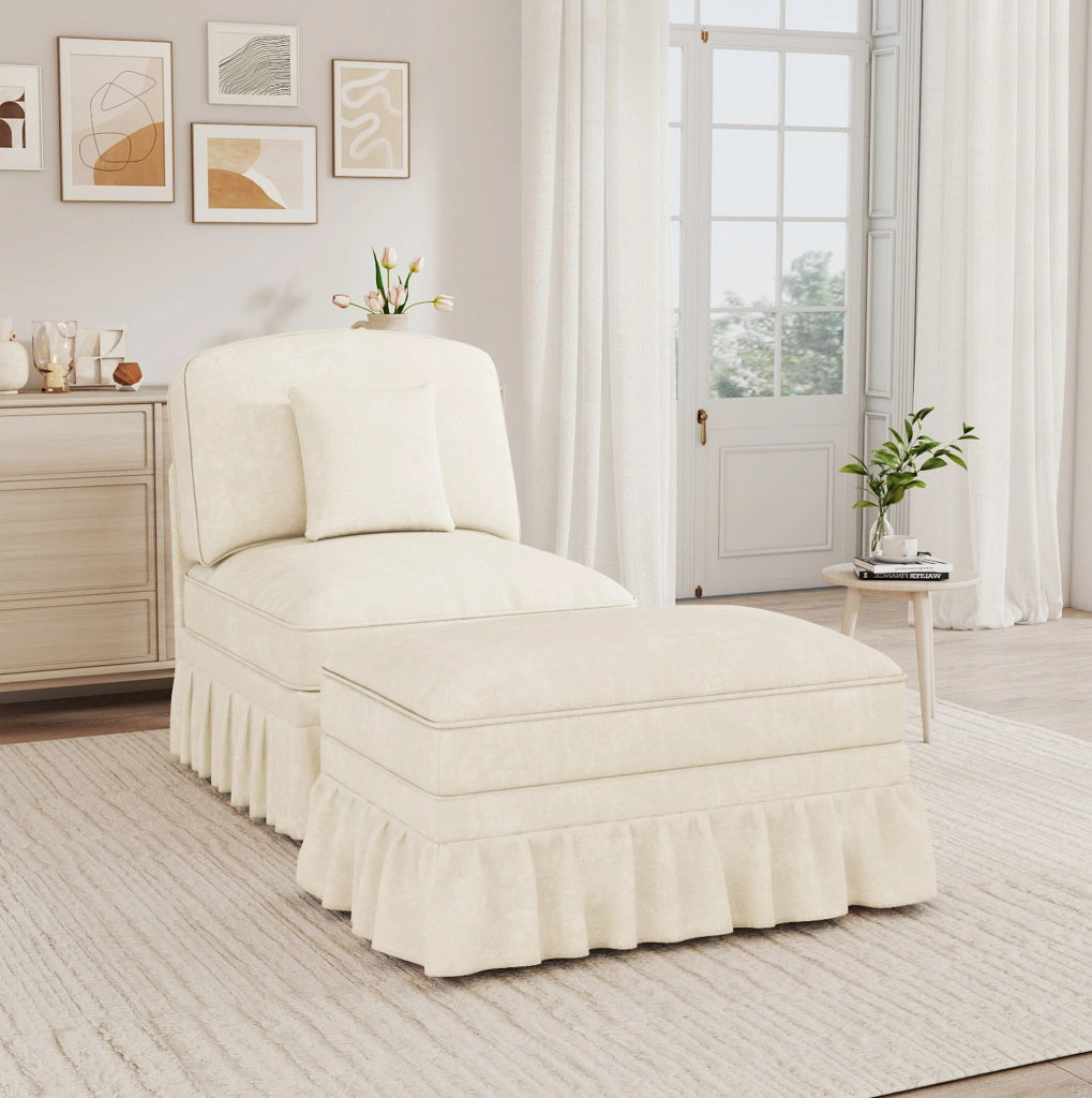 Poltrona lounge con pouf in chenille bianca; rivestimento con balza removibile e cuscino mobile
