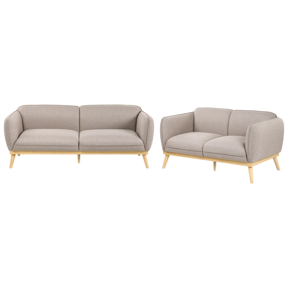 Set da salotto in stile scandinavo con divani a 2 e 3 posti, gambe affusolate in legno e rivestimento in tessuto marrone chiaro