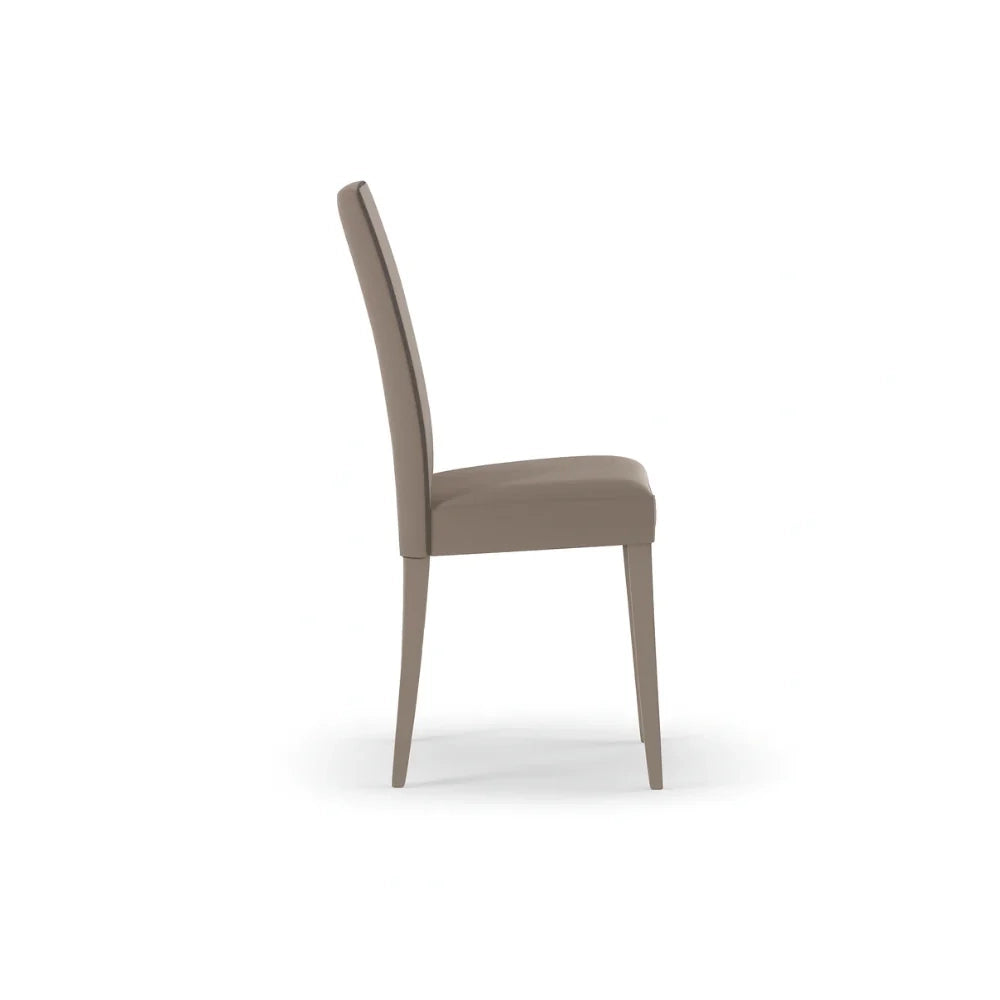 Set di 2 sedie da pranzo imbottite in similpelle beige Alina con struttura in legno facili da pulire Made in Italy | Duzzle