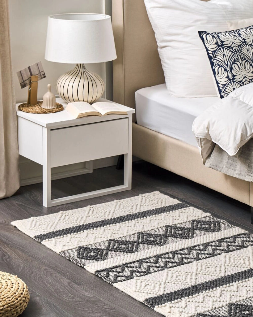 Tappeto in lana intrecciata a mano motivo geometrico 80 x 150 cm beige chiaro e grigio
