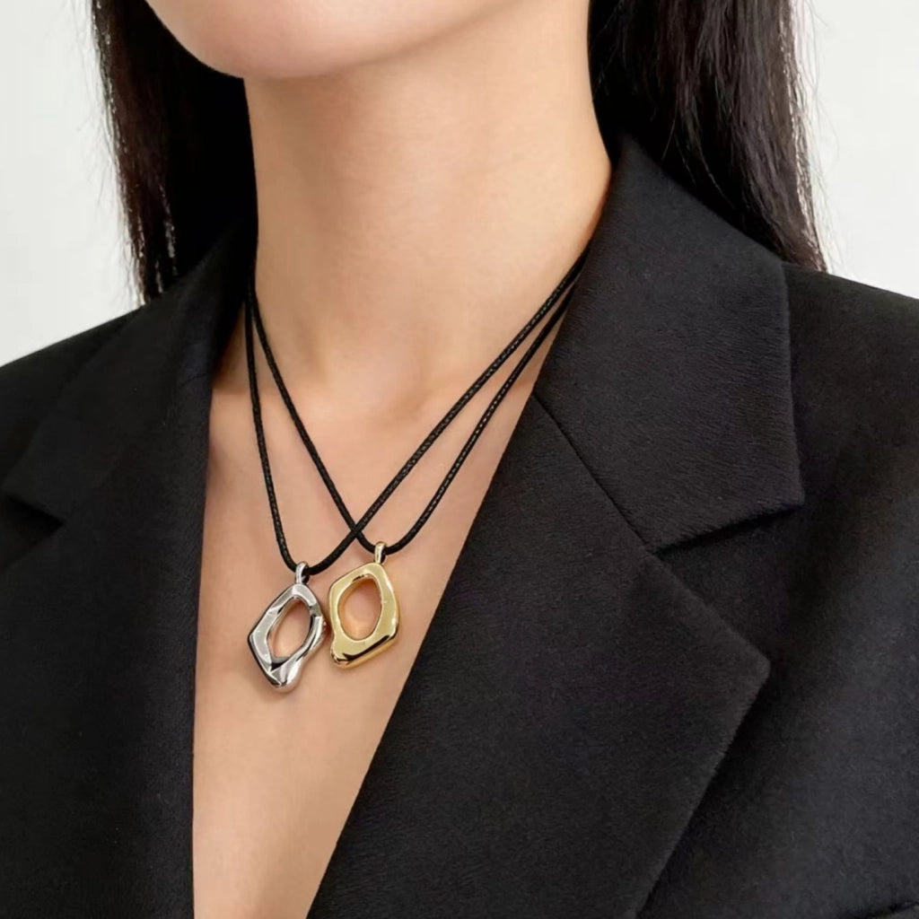 Catena per maglione con ciondolo geometrico in metallo cavo dalla forma irregolare