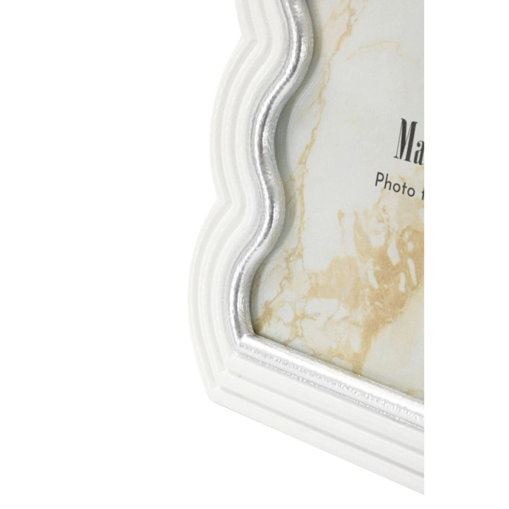 Cornice portafoto Curty in resina bianca ondulata con profili argento 15x20