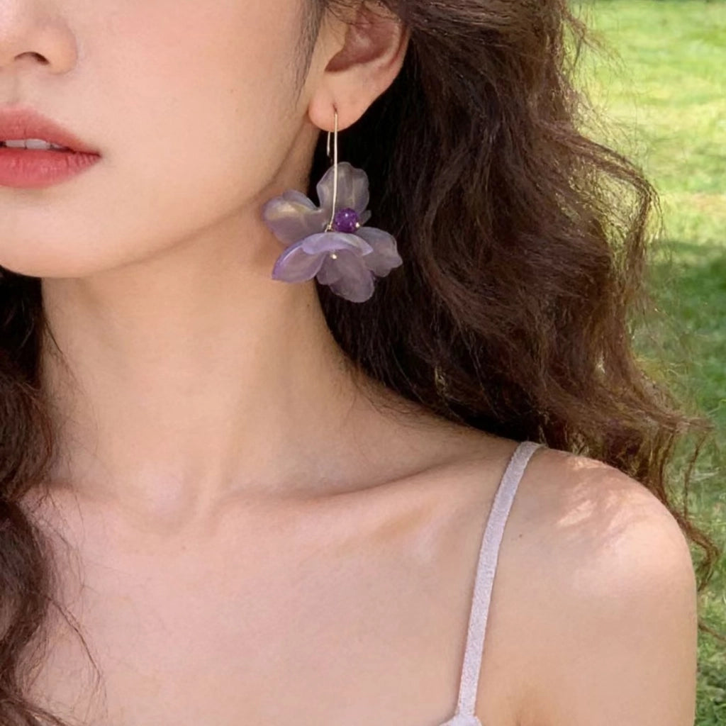 Squisiti e unici orecchini tridimensionali a forma di fiore viola per donna, nuovo modello 2026, lussuosi e sofisticati, perfetti per un look da vacanza.