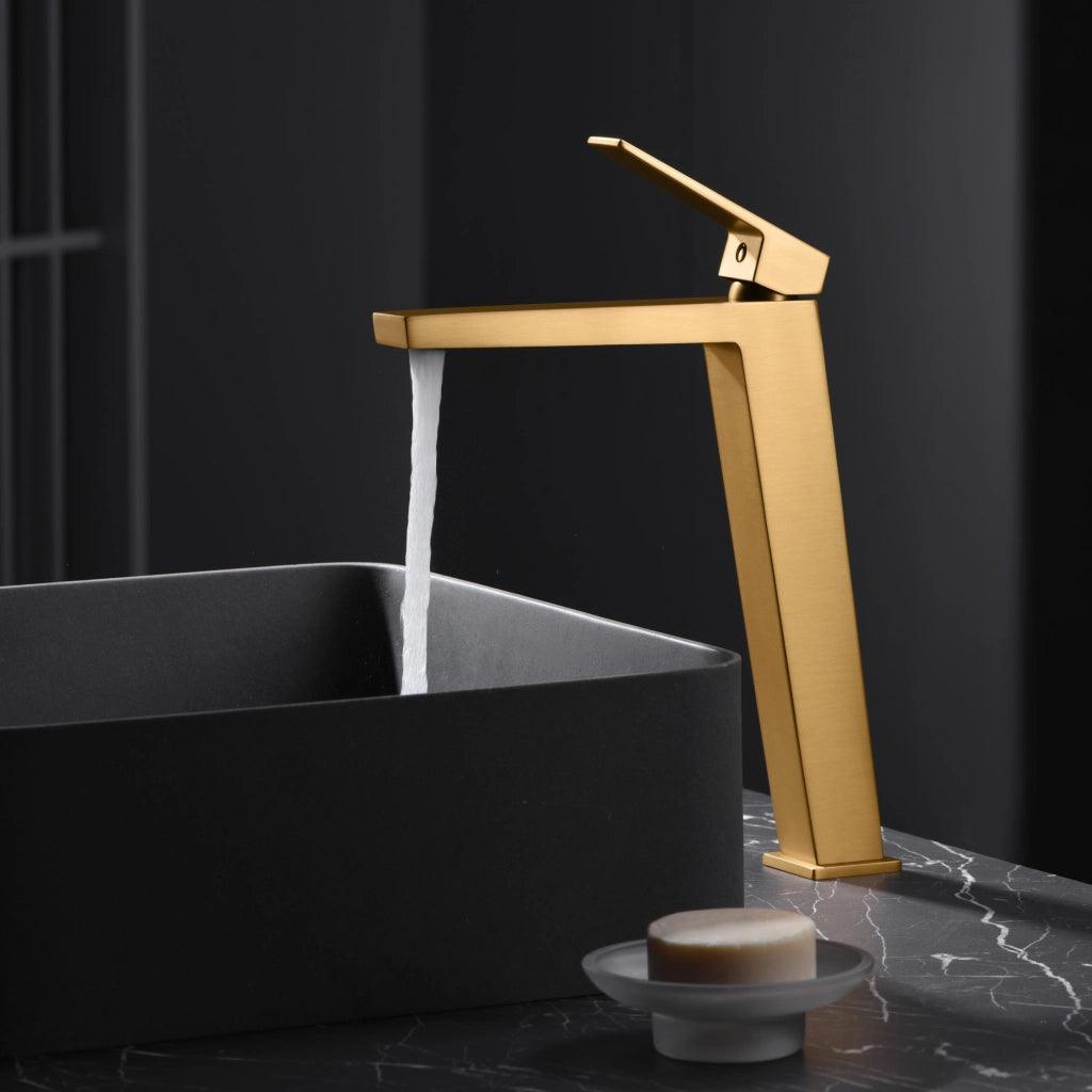IMEX Miscelatore lavabo monocomando alto in ottone con finitura PVD oro spazzolato cartuccia ceramica Ø26 mm flessibili Ø38 design per lavabi da appoggio modello BDAR025-3OC