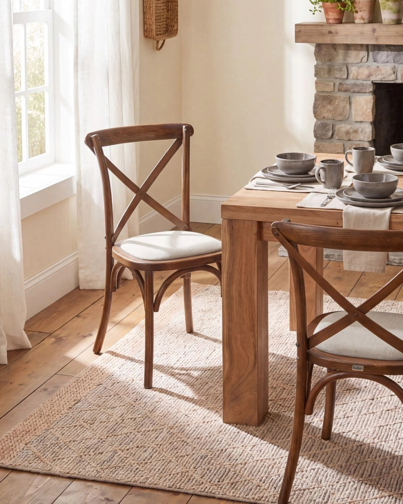 Set di 2 sedie da pranzo con struttura in legno marrone scuro e beige, seduta imbottita, schienale a croce, stile rustico
