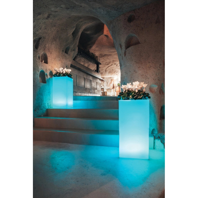 Vaso luminoso alto moderno di design 40x40 H80 in polimero resistente con LED multicolor con bateria e solare per interno ed esterno - Made in Italy