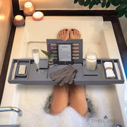 Sostegno per tavolo da bagno con supporto per candela, bicchiere da vino, libro, tablet, iPad e telefono, ponte estensibile e regolabile in legno naturale da posizionare sopra il bagno, 100% bambù, colore grigio.