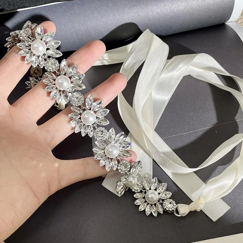 Collana da sera con fiore e zirconi, realizzata a mano, regalo di Natale o di compleanno.