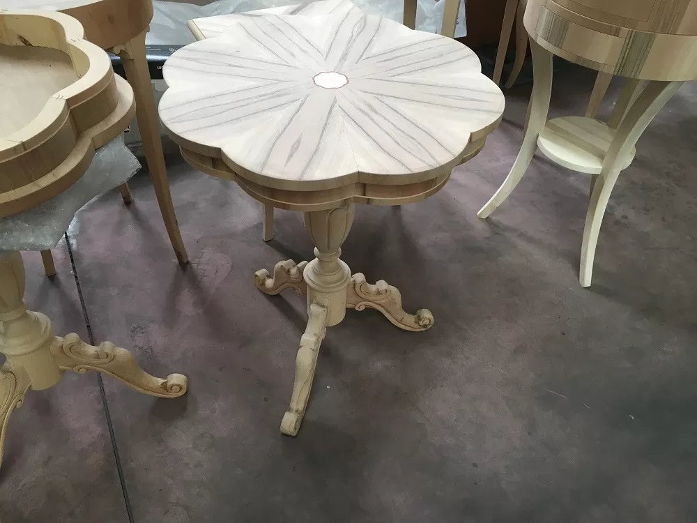 tavolino rotondo \"fiore\" intarsiato gambone 3 piedi grezzo d.56 h.71 (3122) - Mobili 2G