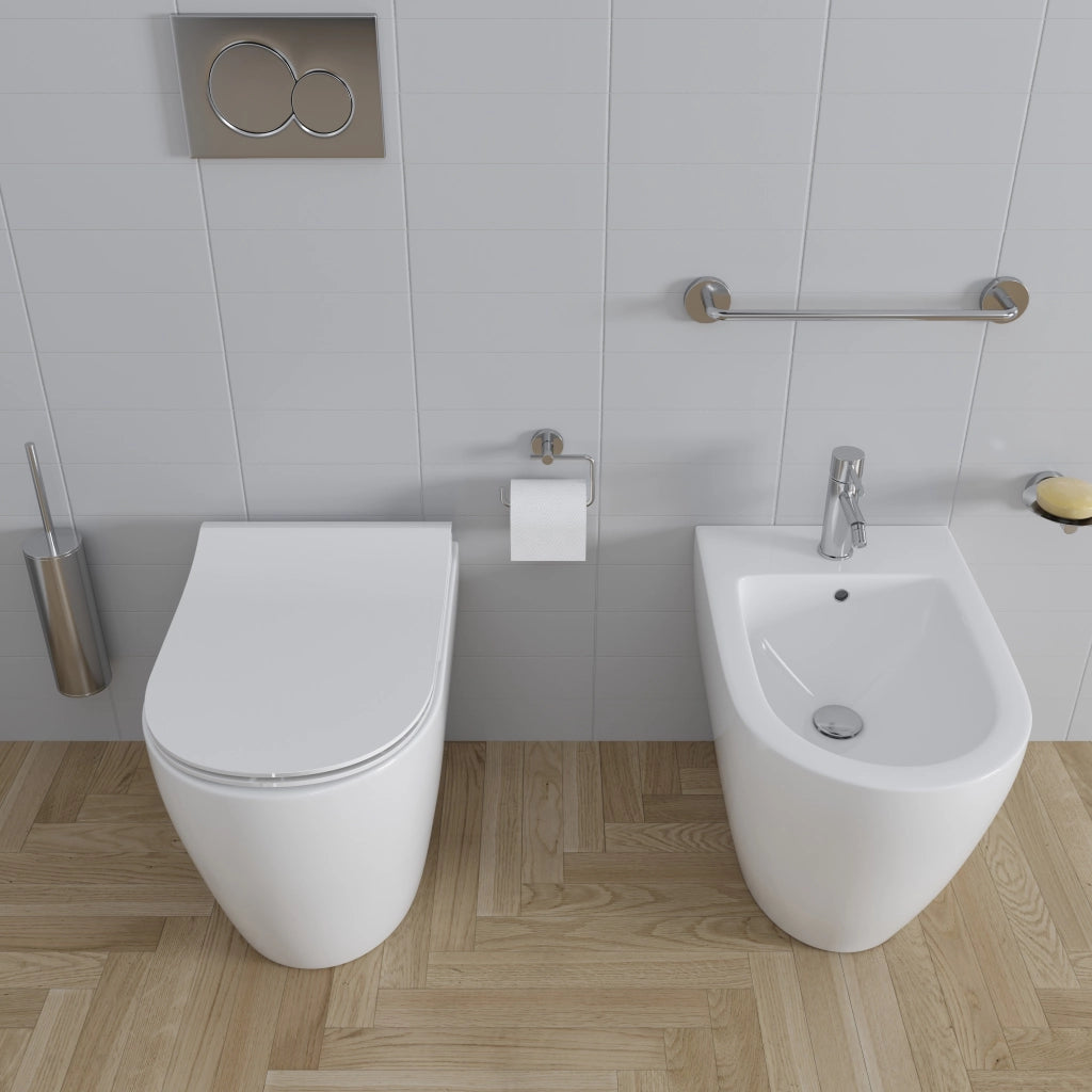 Coppia WC E Bidet Filo Parete Sanitari Moderni In Ceramica Con Copriwater Soft Close Chiusura Ammortizzata Design Elegante Per Arredo Bagno Colore Bianco Lucido