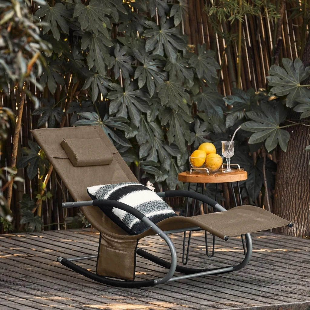 Set di 2 sedie a dondolo da esterno Poltrone sedie sdraio da giardino con cuscino e poggiatesta portata fino a 150 kg Marrone 150x63x87 cm OGS28-BRX2