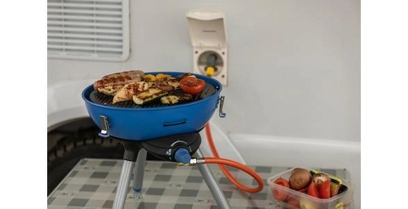 Campingaz 2177091 Party Grill 400 Caravan Grill 2000 W propano-butano con coperchio rimovibile e 3 gambe colore Nero Blu Acciaio satinato