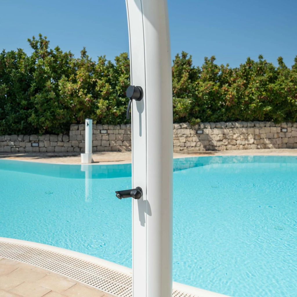 SINED Doccia Solare Bianca In Alluminio Dafne con Soffione Rotondo da 20 cm e Rubinetto Lavapiedi Struttura Curva e Serbatoio da 35 Litri Altezza 226 cm Ideale per Esterni