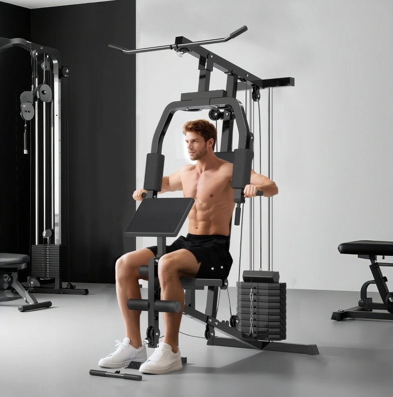 Stazione Fitness Multifunzionale 45kg con Lat Pulldown, Pressa Petto, Butterfly, Leg Trainer e 9 Blocchi Pesi