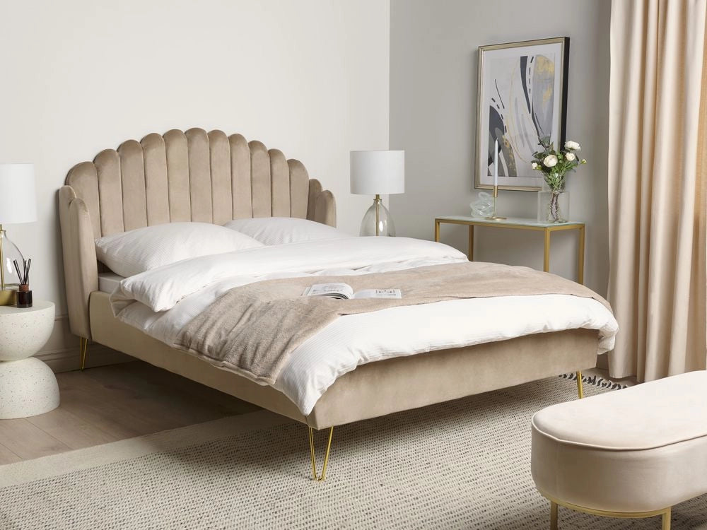 Letto matrimoniale in velluto tortora con testiera a conchiglia con gambe in metallo 140 x 200 cm retro capitonné