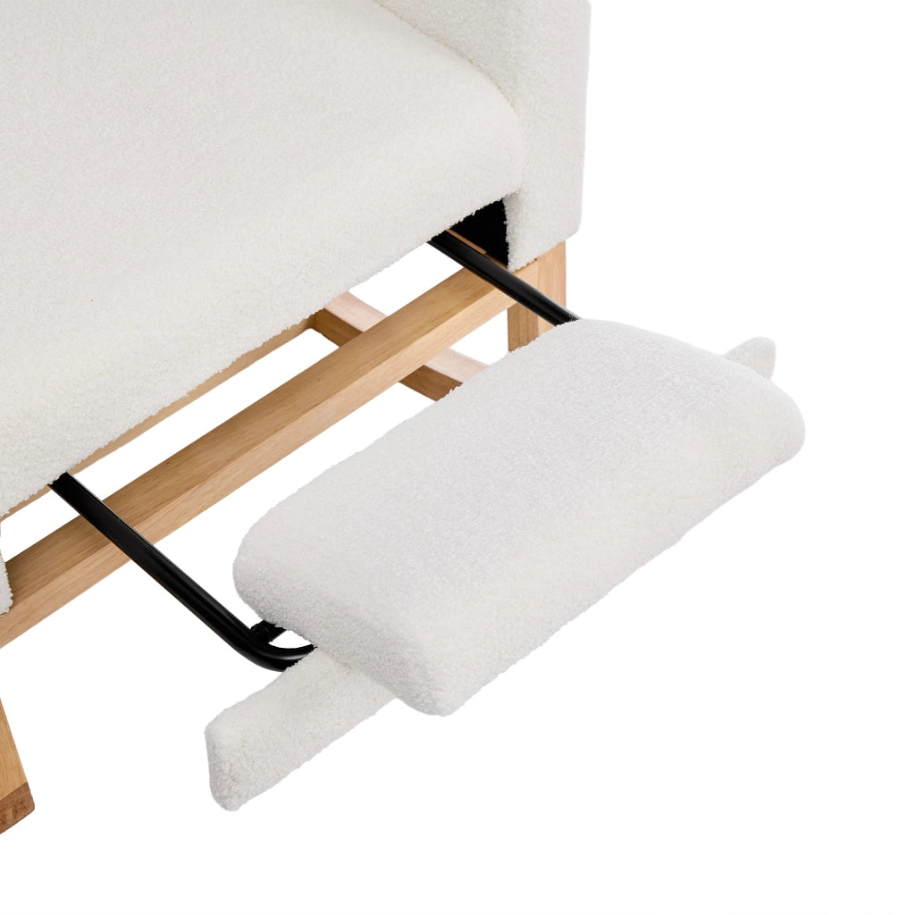Sedia a dondolo in boucl¨¦ bianco con poggiapiedi estendibile, tasche laterali e struttura in legno massiccio