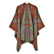 Mantella da donna in cashmere con spacco, da indossare sopra un cardigan lavorato a maglia.