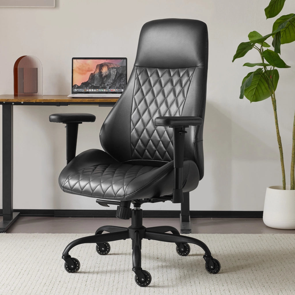 Sedia da ufficio ergonomica nera in pelle con braccioli regolabili; seduta 21x20 pollici