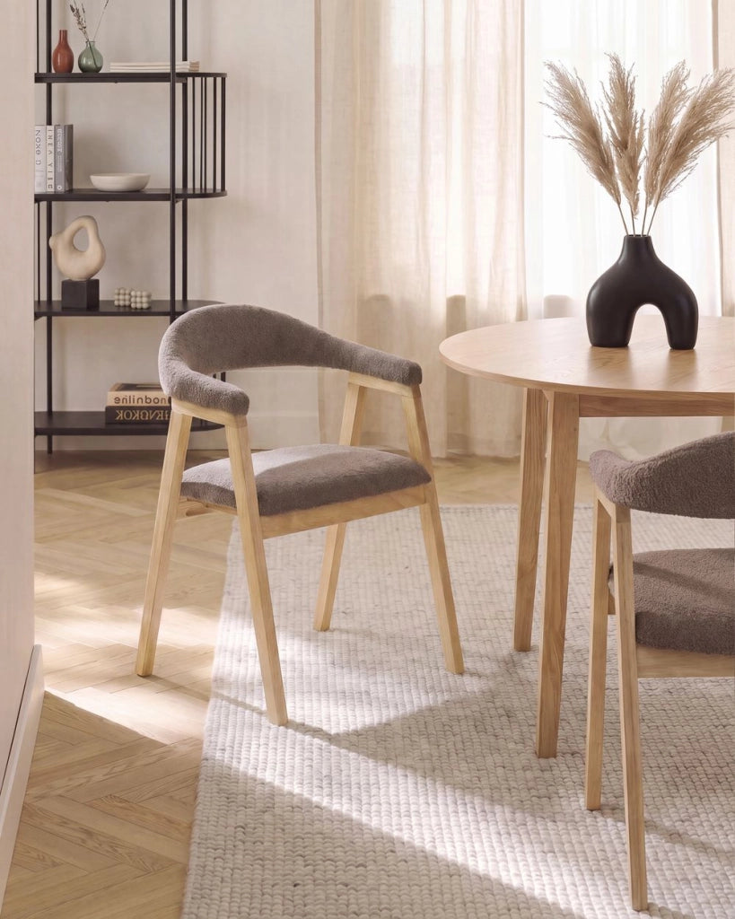 Set di 2 sedie da pranzo marrone chiaro con seduta imbottita schienale in bouclé tortora poliestere struttura in legno di gomma stile retrò per sala da pranzo