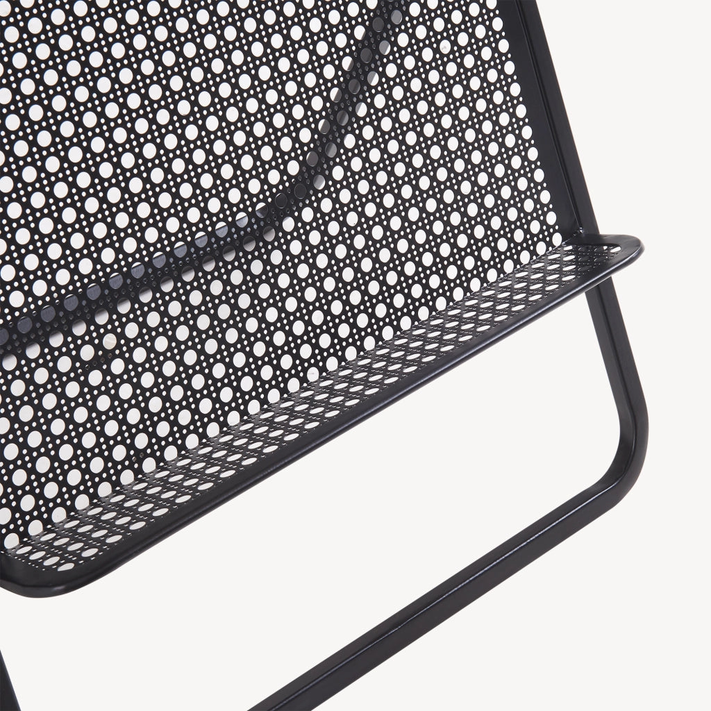 Tavolino Jäller con Portariviste Integrato 48 x 40 x 30 cm Nero / Effetto Rovere [en.casa]