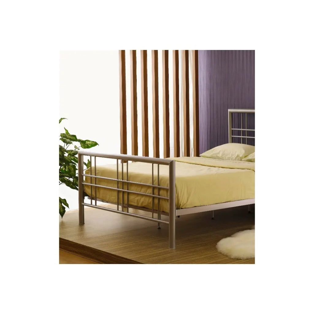 Letto PAXOS 160x200 cm in metallo colore grigio argento con rete a doghe.